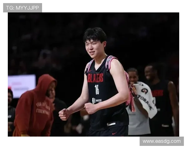 媒体人热评杨瀚森进步显著库里获得圆柱体称号引发热议